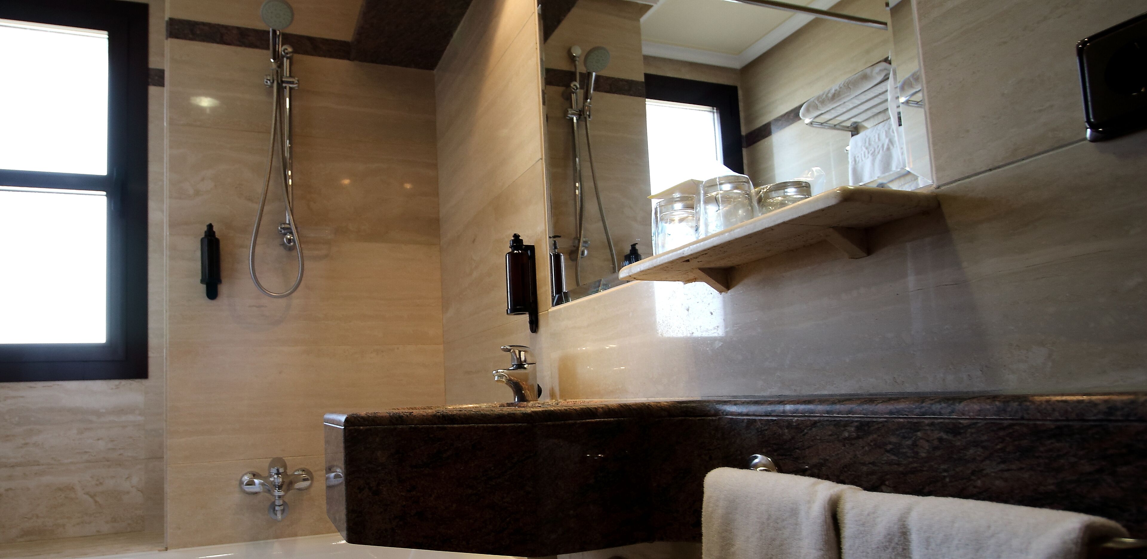 bathtub, jetted bath, free toiletries, hair dryer