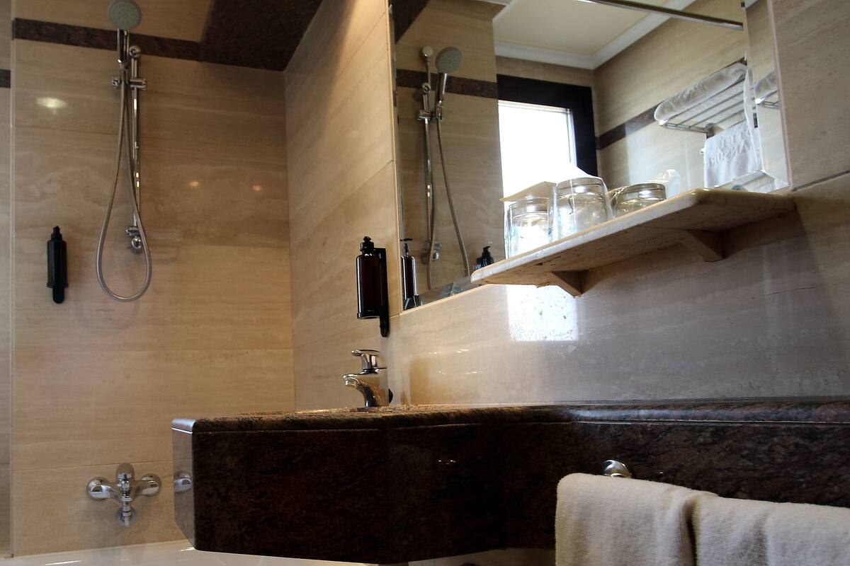 bathtub, jetted bath, free toiletries, hair dryer