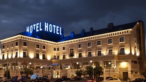 Front of property - evening/night - Hotel Conde Ansúrez (Valladolid)