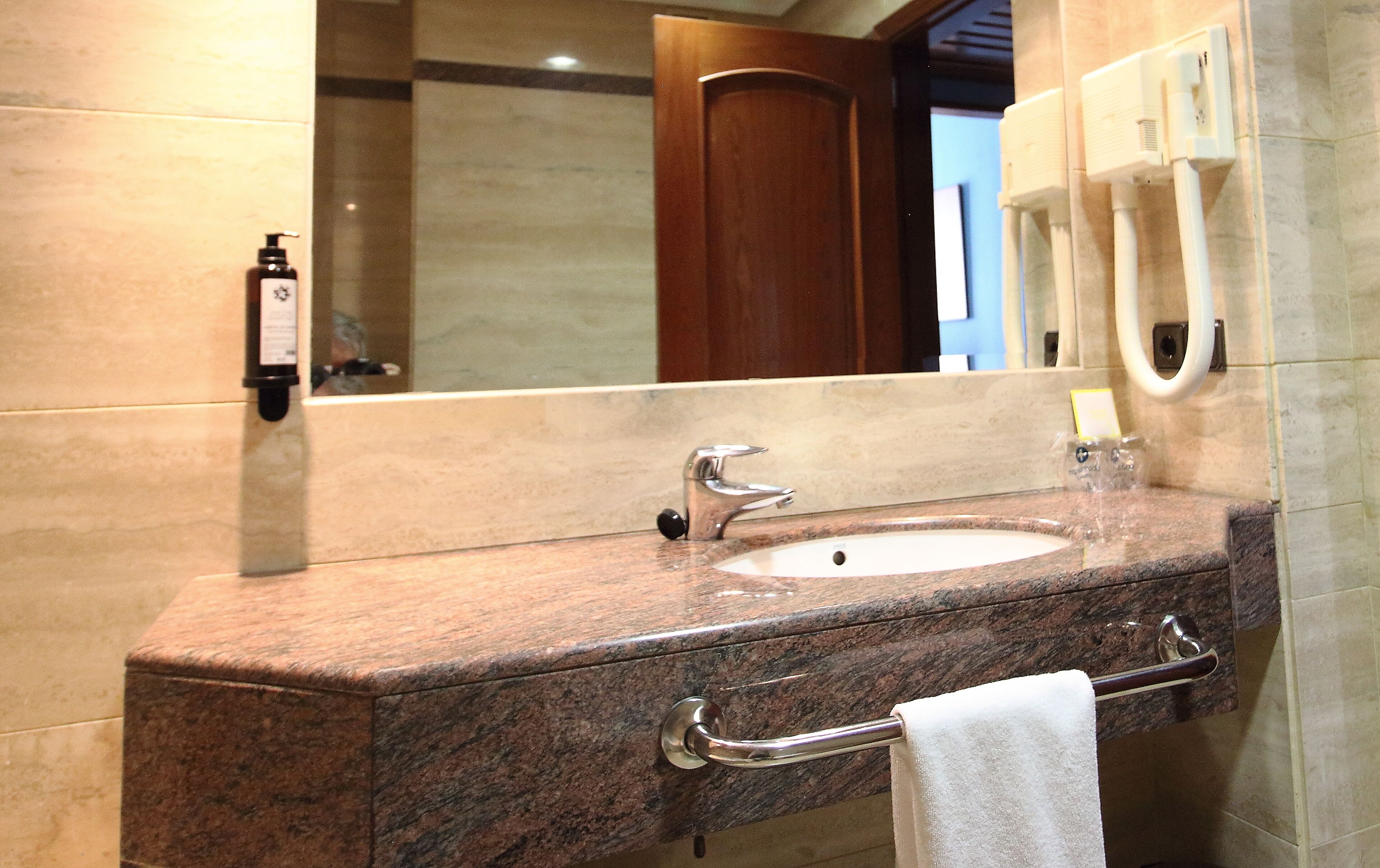 basic twin room | bathroom | bathtub, jetted bath, free toiletries, hair dryer