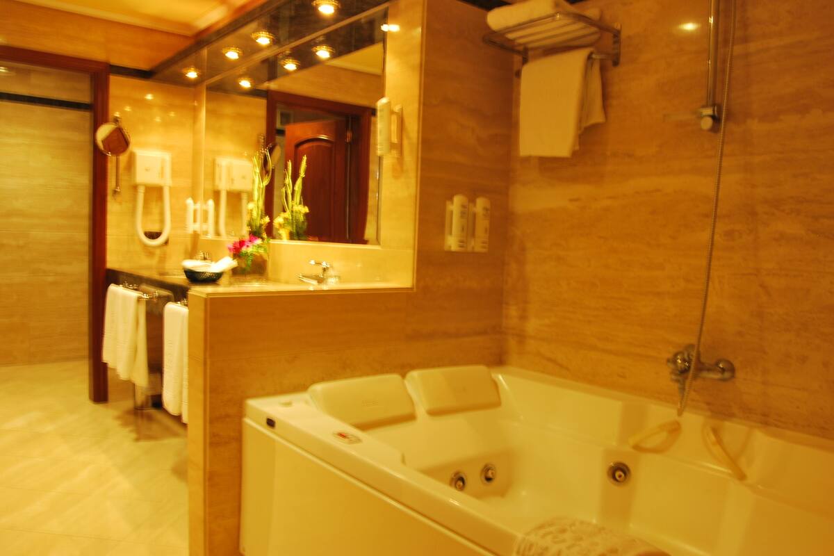 junior studio suite, 1 bedroom | bathroom | bathtub, jetted bath, free toiletries, hair dryer