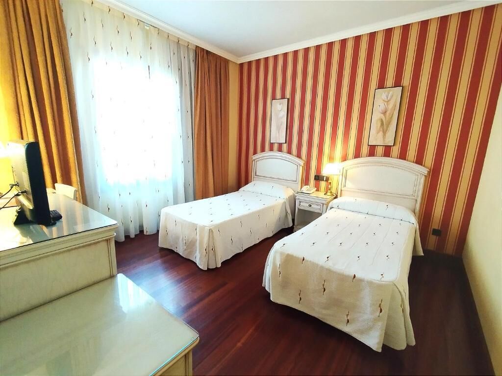 Meja kerja, tirai kedap cahaya, kedap suara, dan Wi-Fi gratis