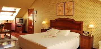 Junior Studio Suite, 1 Bedroom | Desk, blackout drapes, soundproofing, free WiFi