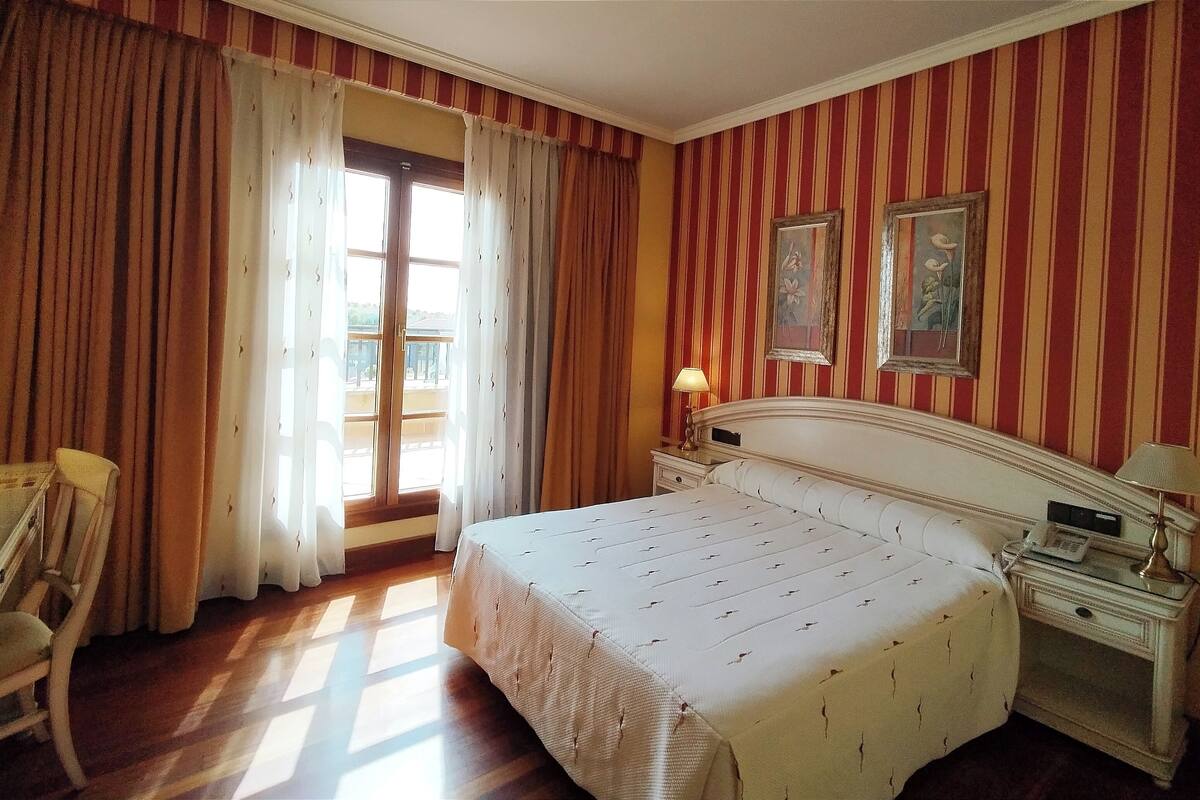 basic double room | 1 bedroom, desk, blackout curtains, soundproofing