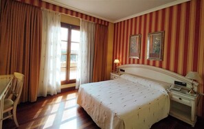 Basic Double Room | Desk, blackout drapes, soundproofing, free WiFi - Hotel Conde Ansúrez (Valladolid)