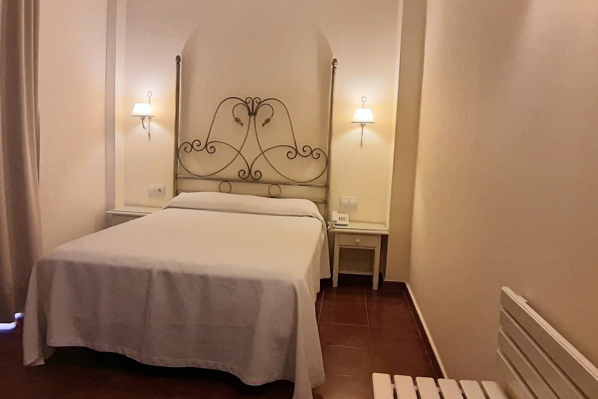 double room | 1 bedroom, desk, iron/ironing board, free wifi