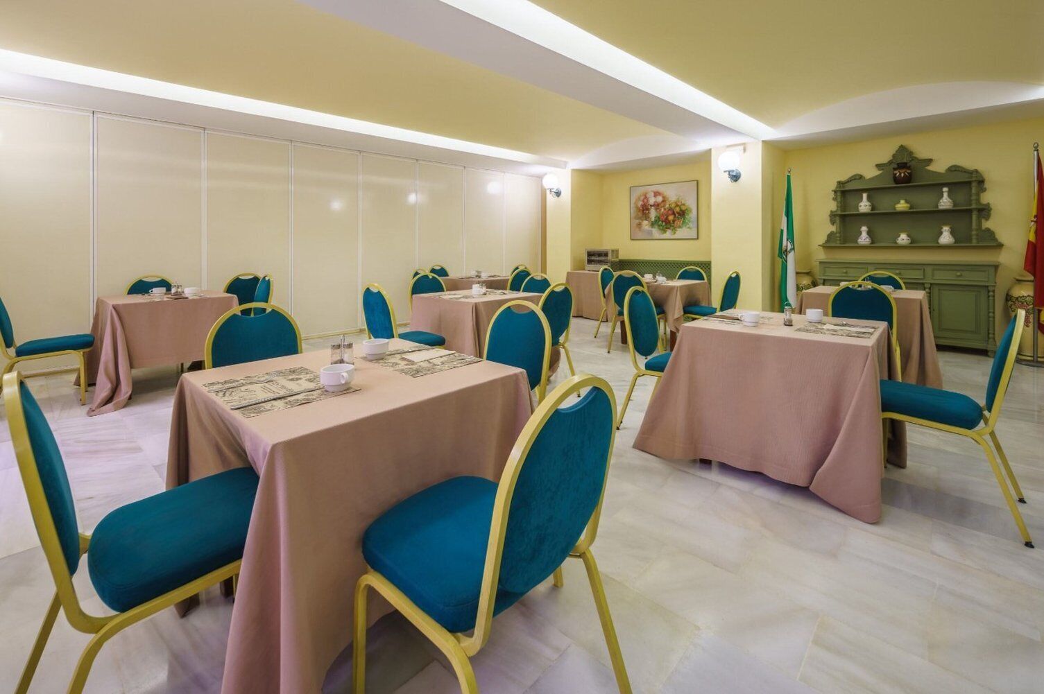 Un salón de conferencias con mesas, sillas, una chimenea y una bandera.