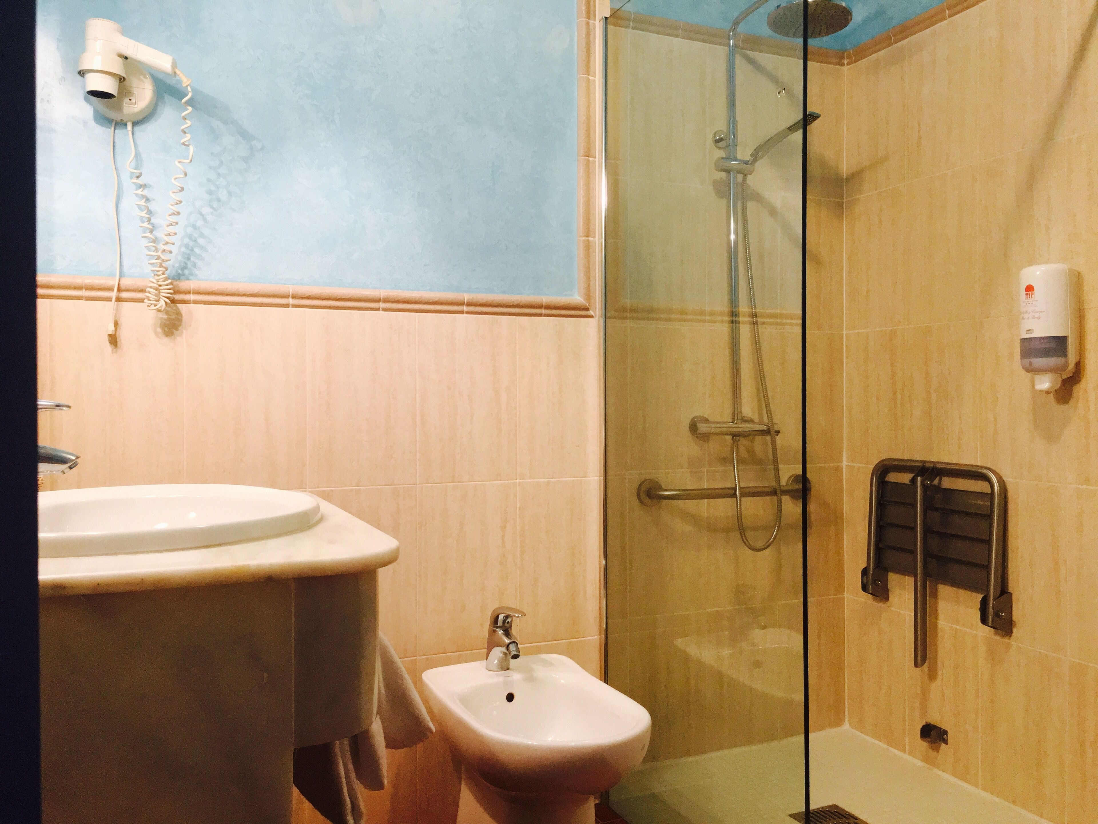 Ein Badezimmer mit Waschbecken, Bidet und Duschkabine.
