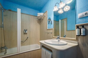 Desk, iron/ironing board, free WiFi, bed sheets - Crisol Chiclana (Chiclana de la Frontera)