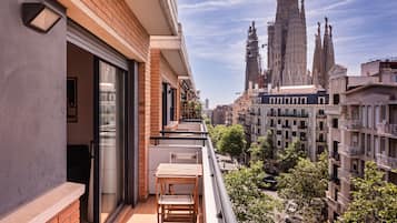 Departamento, 2 habitaciones, balcón, vista a la ciudad | 2 habitaciones, caja de seguridad en la habitación y escritorio