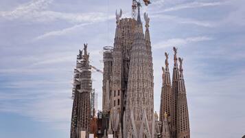 Un edificio grande y ornamentado con múltiples torres y detalles arquitectónicos elaborados.