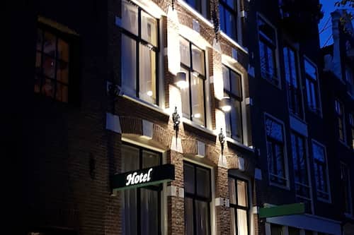 Voorkant accommodatie - avond/nacht