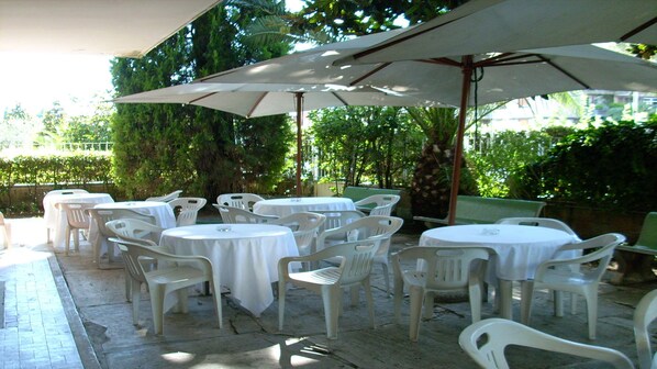 Outdoor dining - Consul Hotel (Rome)