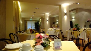 Daily continental breakfast (EUR 5 per person) - Consul Hotel (Rome)