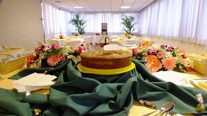 فطور أوروبي يوميًا بتكلفة قدرها (5 EUR للشخص)