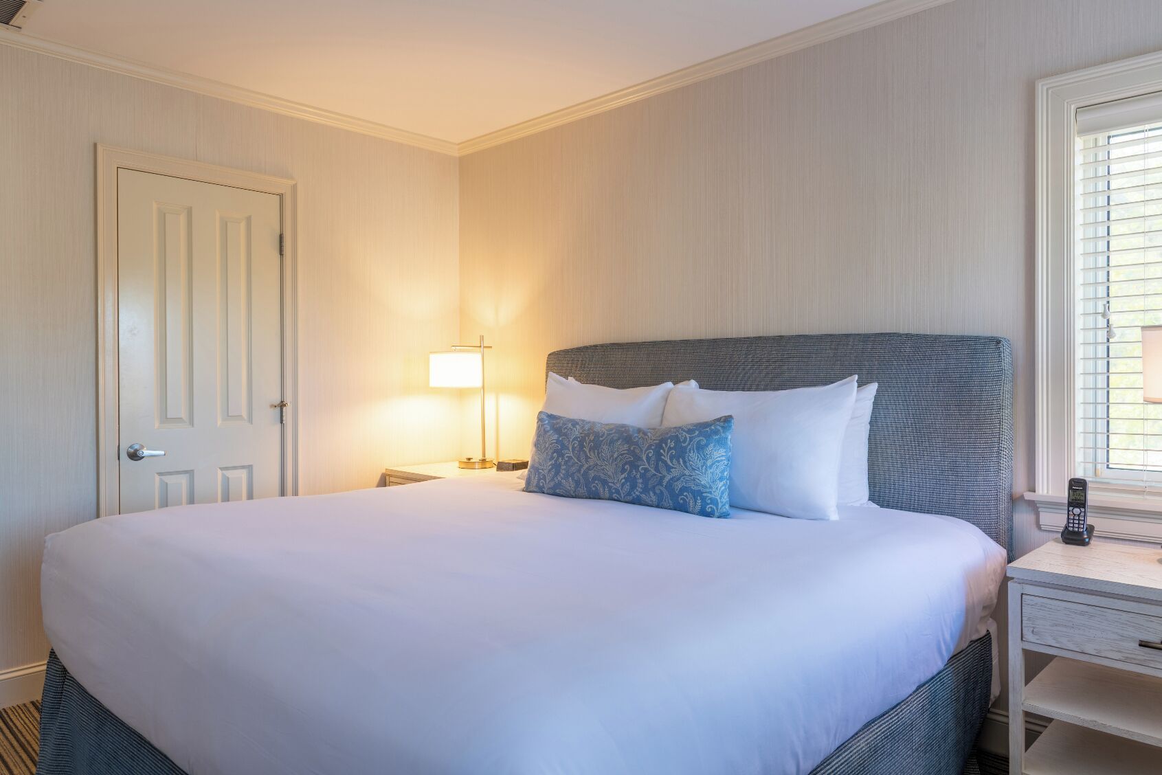 Premium Room 1 King Main Inn | Desk, laptop workspace, soundproofing, iron/ironing board