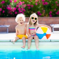Una piscina techada, una piscina al aire libre de temporada