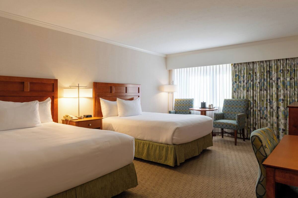 Premium Room 2 Queens Main Inn | Desk, laptop workspace, soundproofing, iron/ironing board