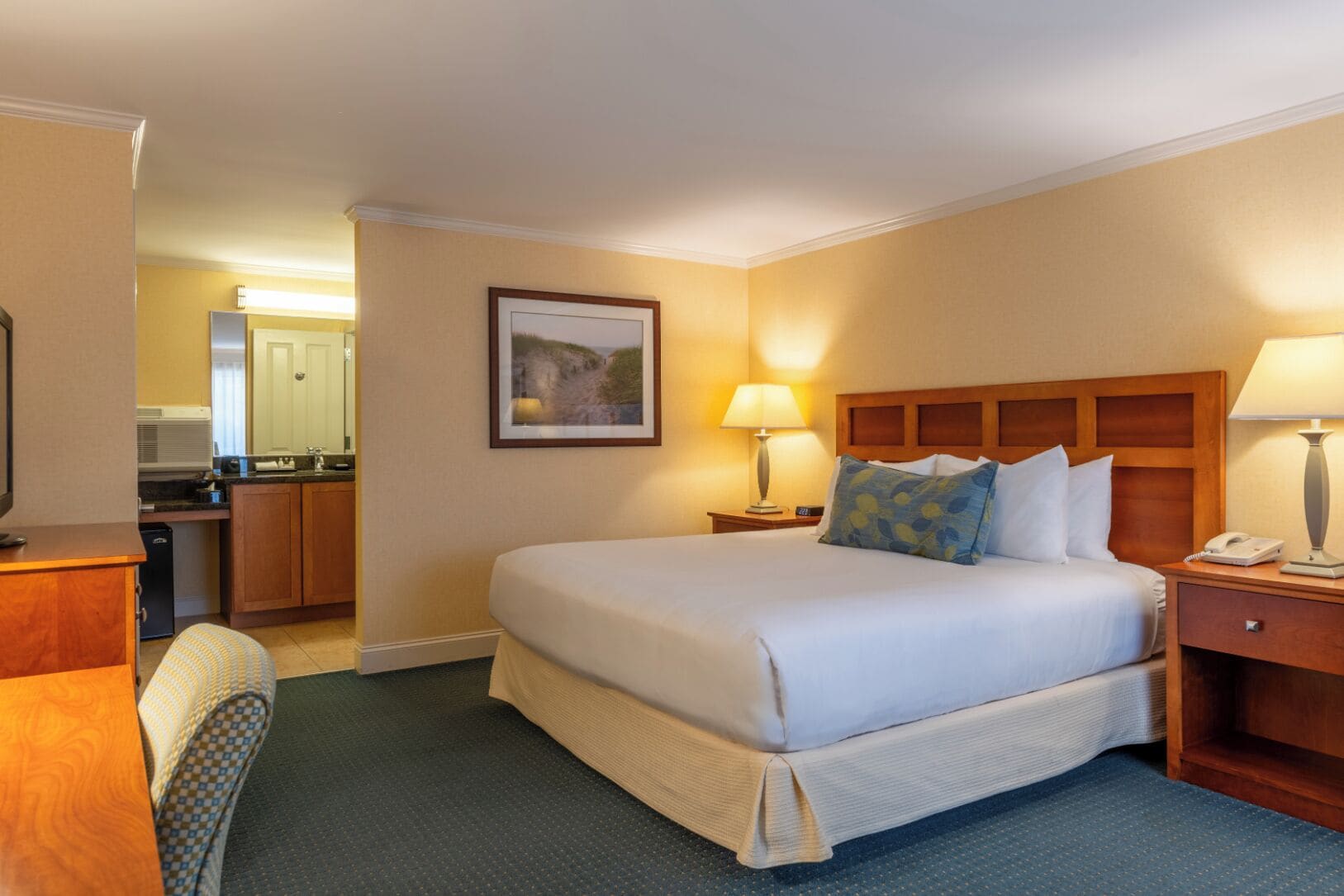 Deluxe Room 1 King Chase Building | Desk, laptop workspace, soundproofing, iron/ironing board