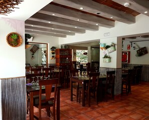 Serveert ontbijt, lunch en diner