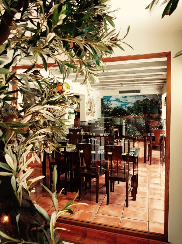 Breakfast, lunch and dinner served - Hotel Aston (Andorra la Vella)