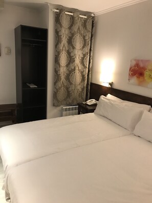 In-room safe, desk, blackout curtains, cots/infant beds - Hotel Aston (Andorra la Vella)