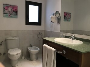 Combined shower/bathtub, free toiletries, hair dryer, bidet - Hotel Aston (Andorra la Vella)