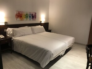 In-room safe, desk, blackout curtains, cots/infant beds - Hotel Aston (Andorra la Vella)