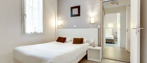 Habitación cuádruple (Suite for 4 per) | Escritorio, cortinas blackout, insonorización y wifi gratis