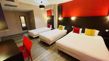 Habitación estándar, varias camas | Escritorio, cortinas blackout y insonorización