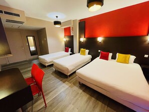 Desk, blackout drapes, soundproofing, iron/ironing board - Kyriad Direct Dijon Nord - Zenith - Toison D'Or (Dijon)