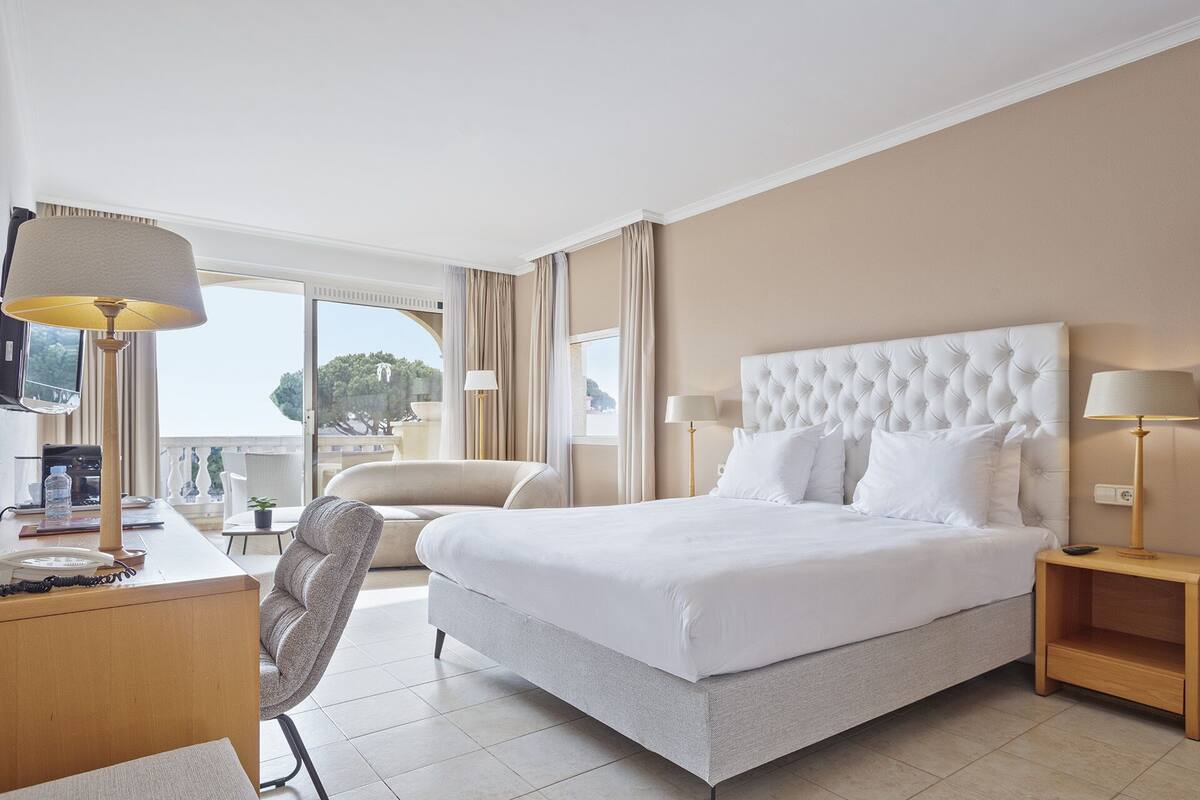 1 bedroom, down duvets, minibar, in-room safe