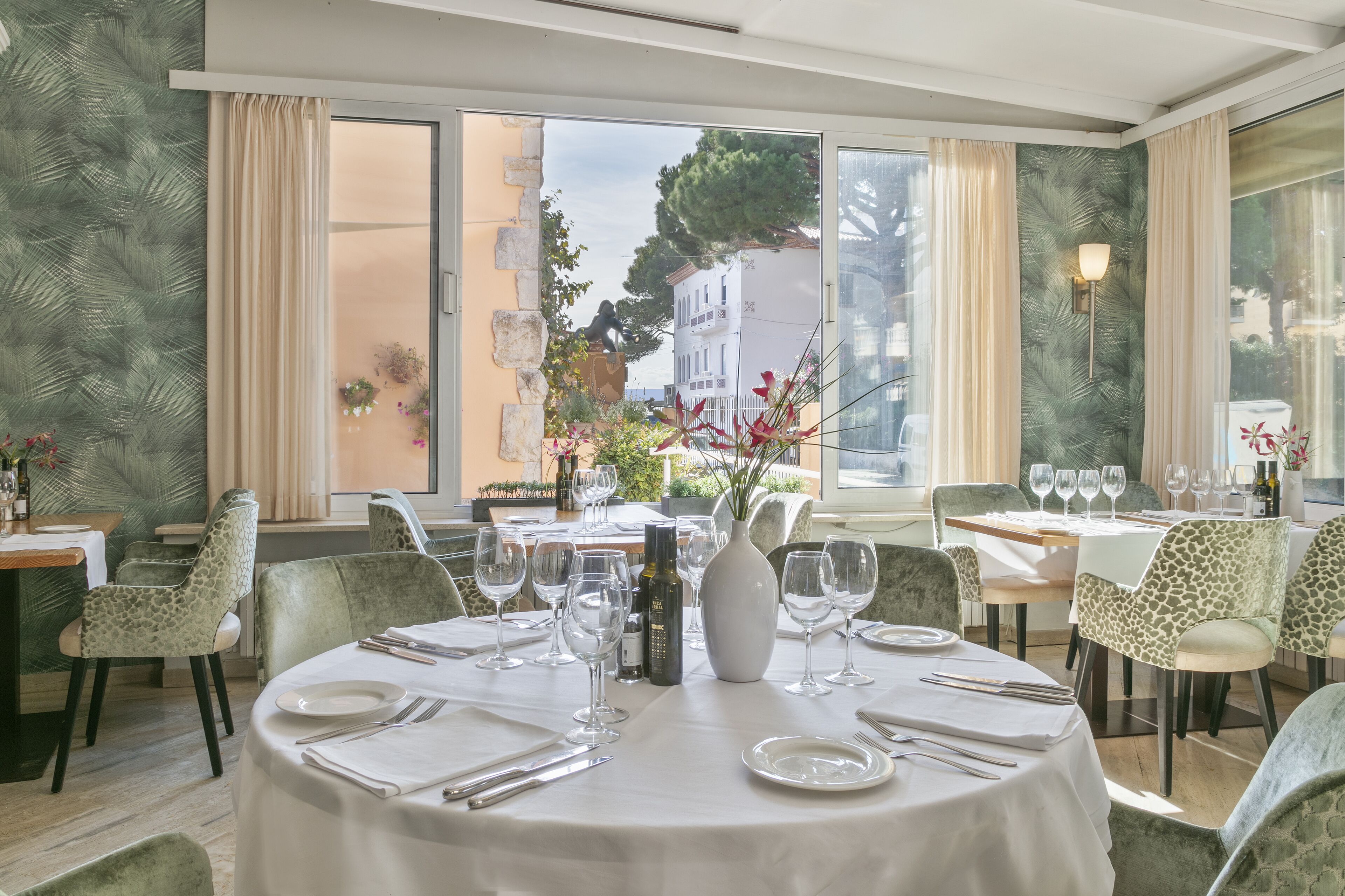 breakfast, lunch, dinner served; international cuisine