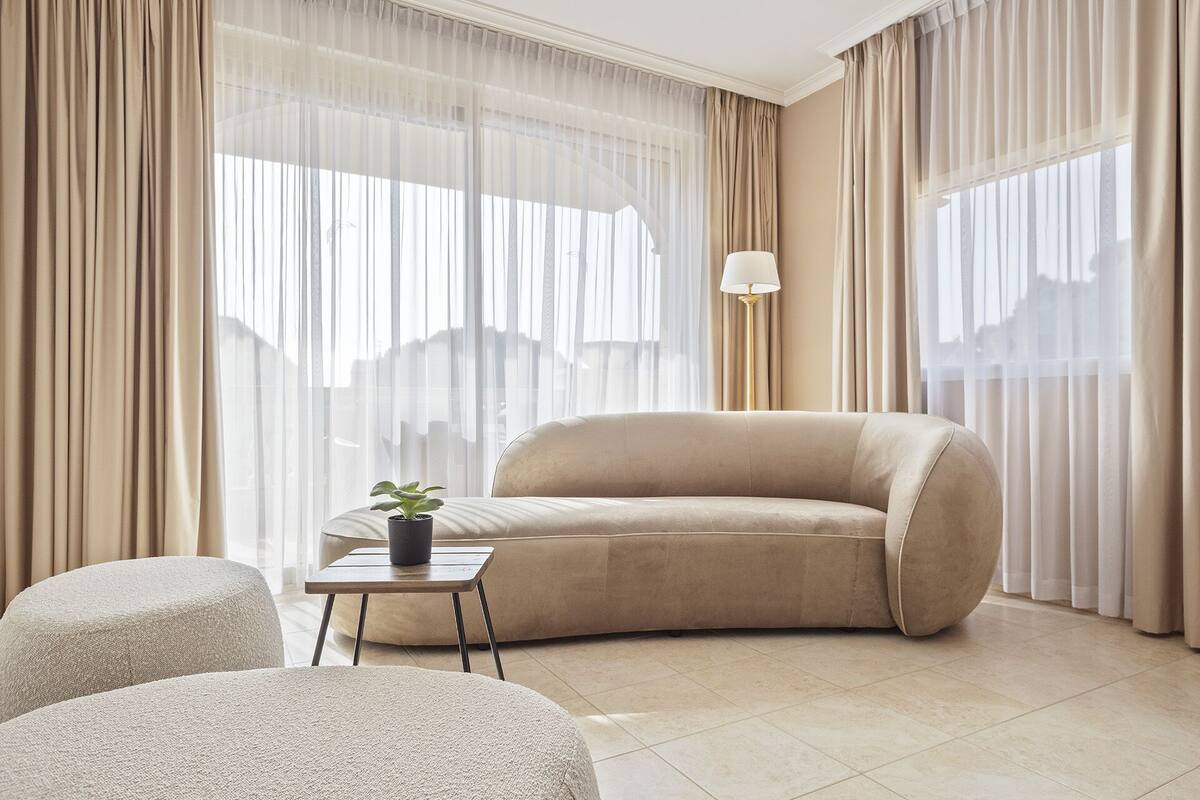 1 bedroom, down duvets, minibar, in-room safe