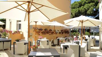 Breakfast, lunch, dinner served; international cuisine