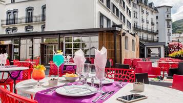 Breakfast, lunch and dinner served