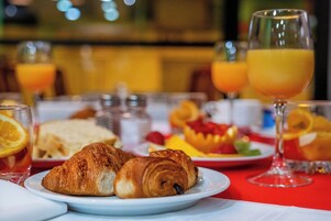 Her gün açık büfe kahvaltı (kişi başı 14 EUR) 