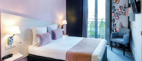 خزنة داخل الغرفة ومكتب وستائر تعتيم وتجهيزات عازلة للصوت