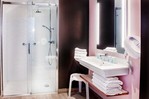 Set di cortesia gratuito, asciugacapelli, bidet, asciugamani