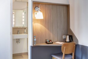 Ropa de cama de alta calidad y caja de seguridad en la habitación