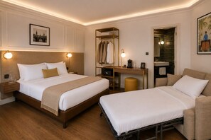 Family Room | Premium bedding, in-room safe, desk, laptop workspace - Hôtel Beauvoisin (Paris)