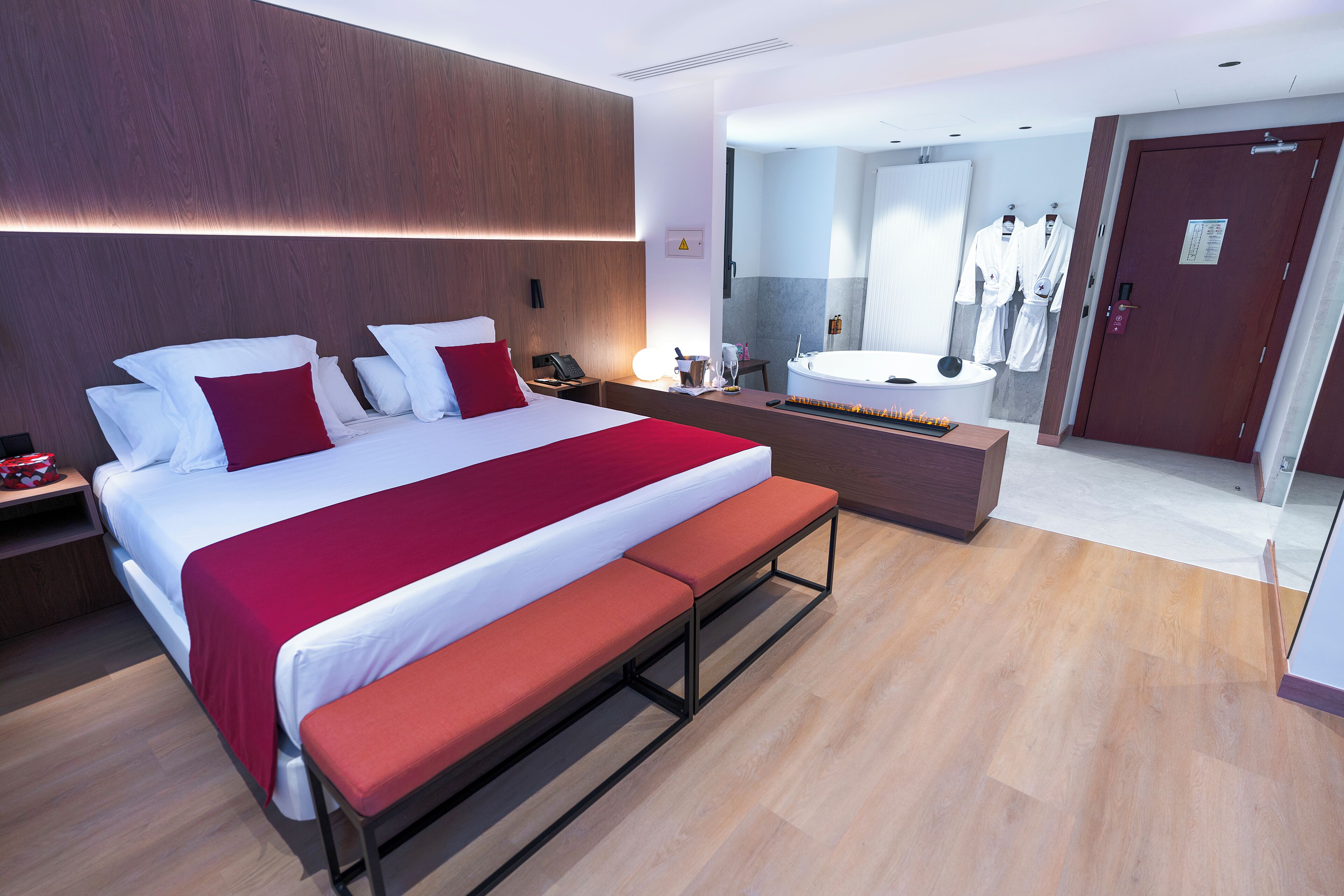 Habitación Signature | Minibar, caja fuerte, escritorio y espacio para trabajar con un portátil