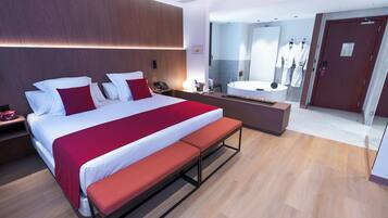 Signature kamer | Een minibar, een kluis op de kamer, een bureau, een laptopwerkplek