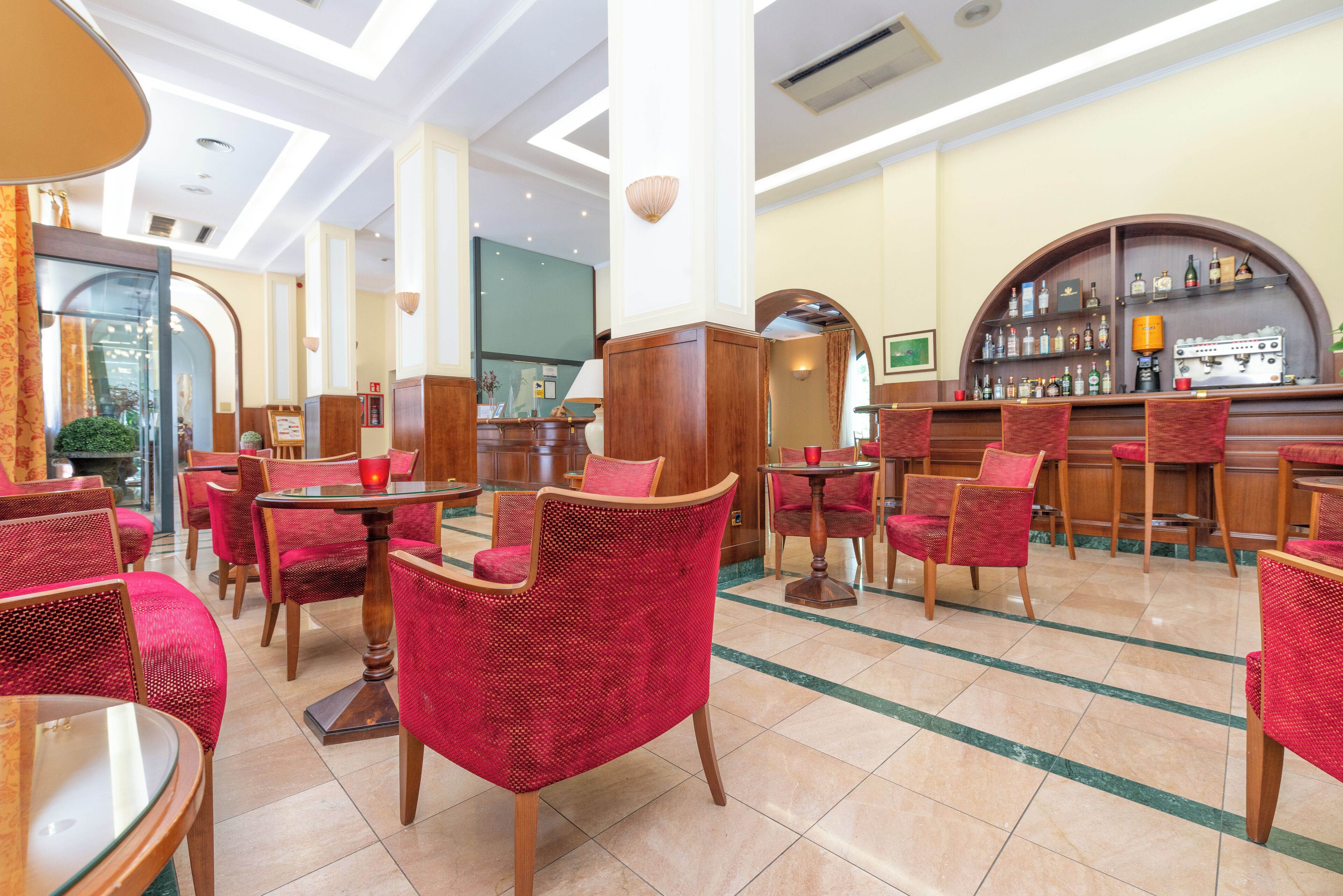 Serves breakfast and lunch