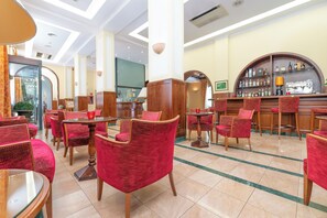 Serverer frokost og lunsj