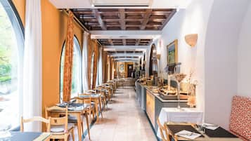 Desayuno buffet diario (EUR 16.95 por persona)