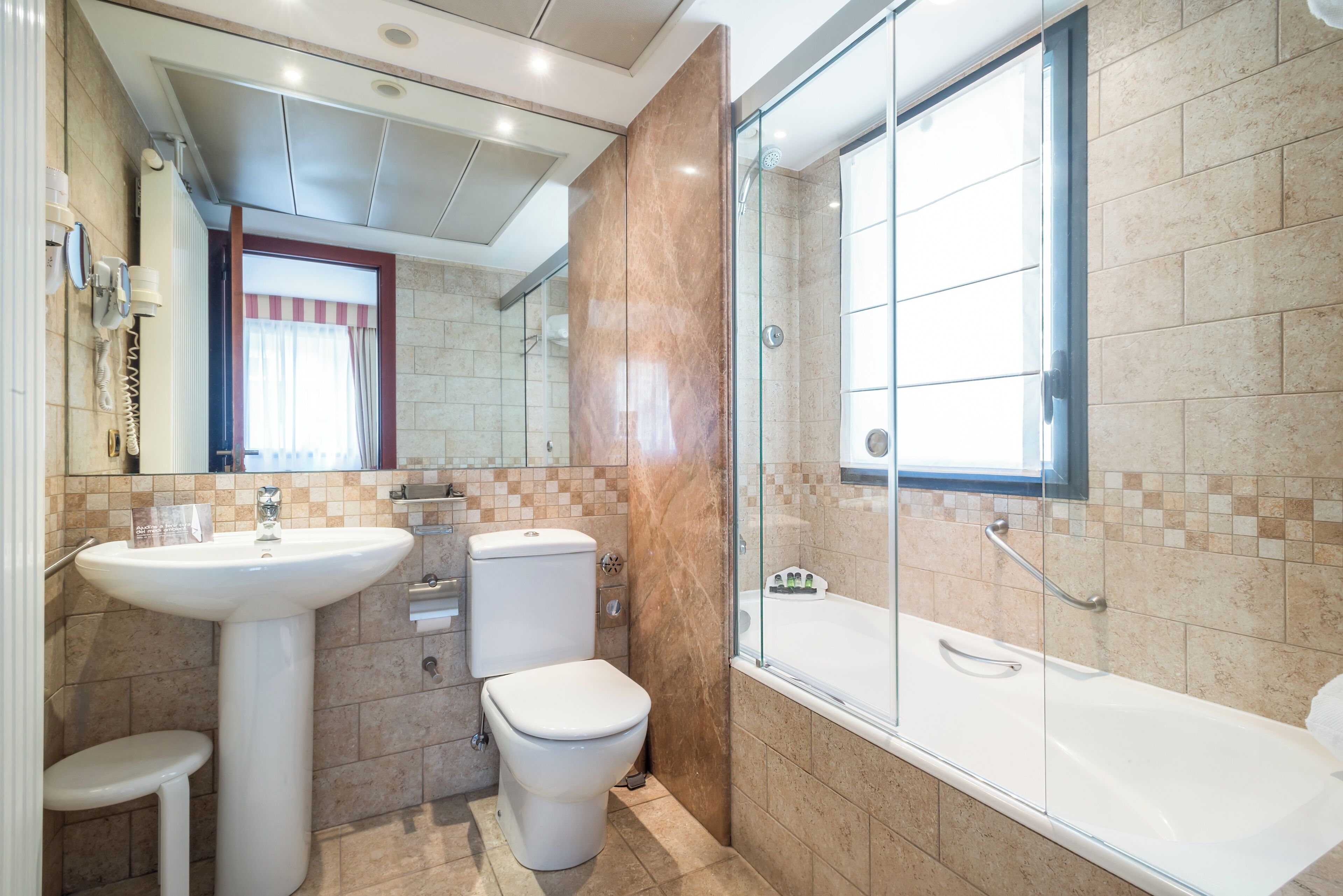 Een badkamer met een wastafel, toilet en bad.