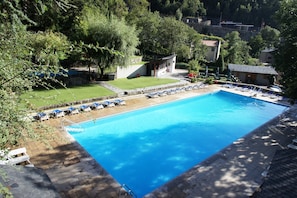 Piscina a l'aire lliure de temporada i gandules