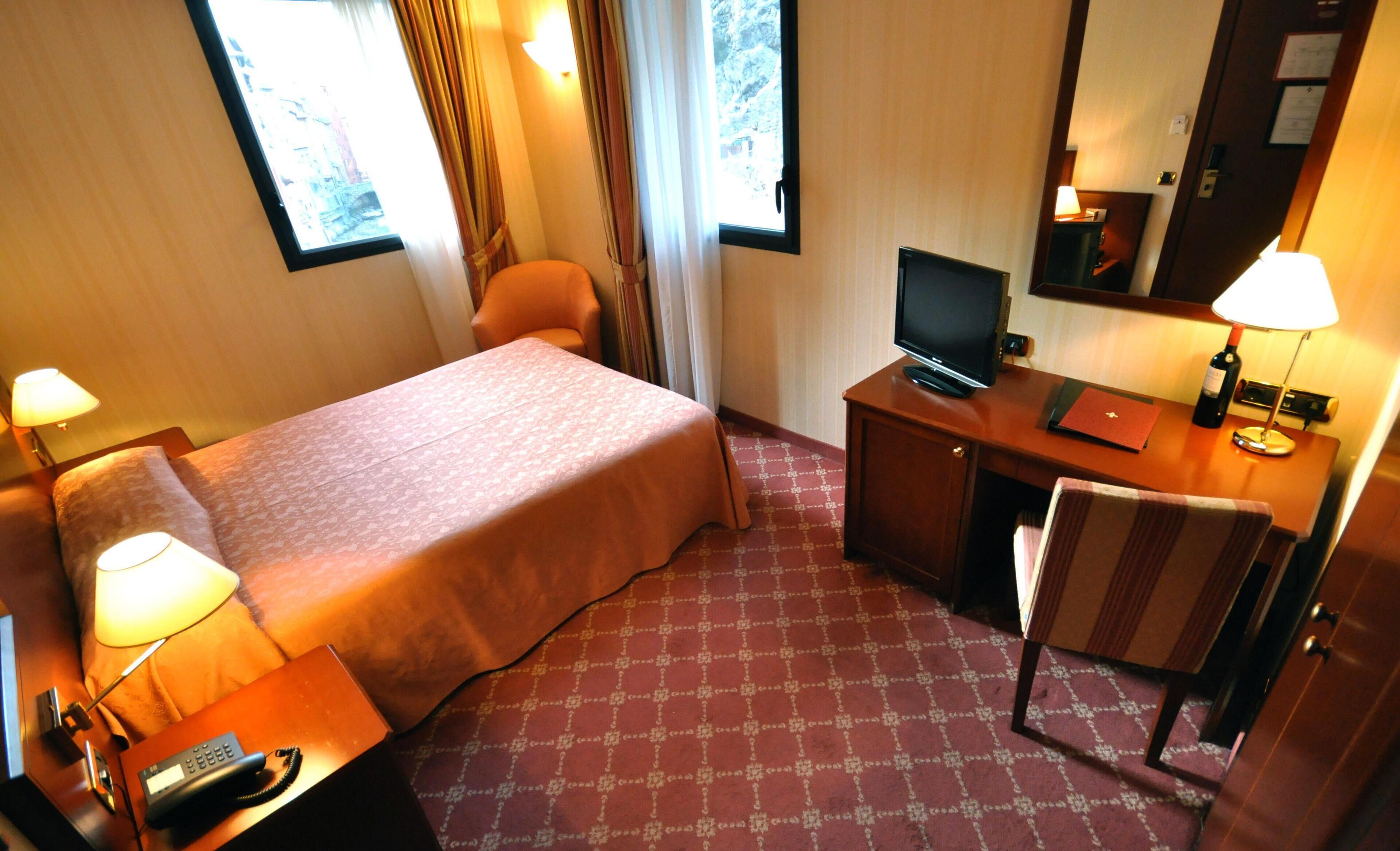 Minibar, Zimmersafe, Schreibtisch, laptopgeeigneter Arbeitsplatz