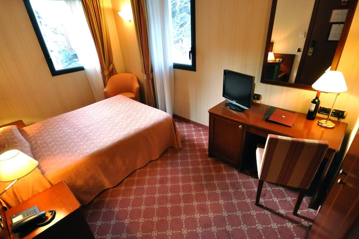 Minibar, in-room safe, desk, laptop workspace